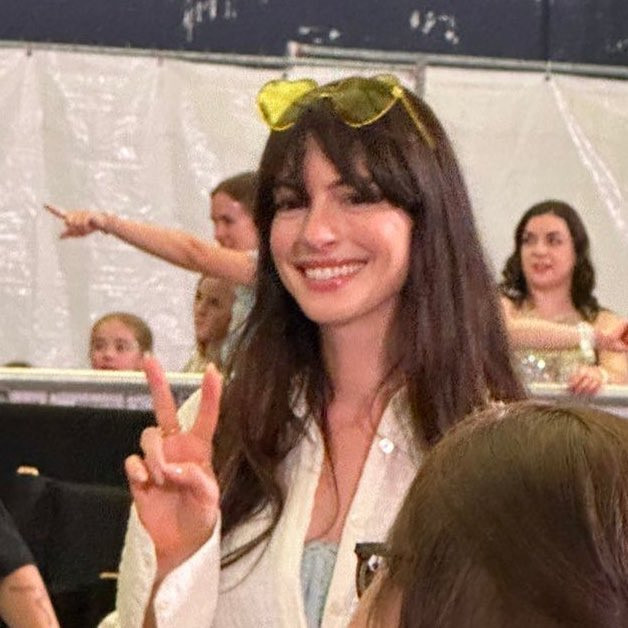 Anne Hathaway xuất hiện cực xinh đẹp tại The Eras Tour. Anne Hathaway xuất hiện cực xinh đẹp tại The Eras Tour.