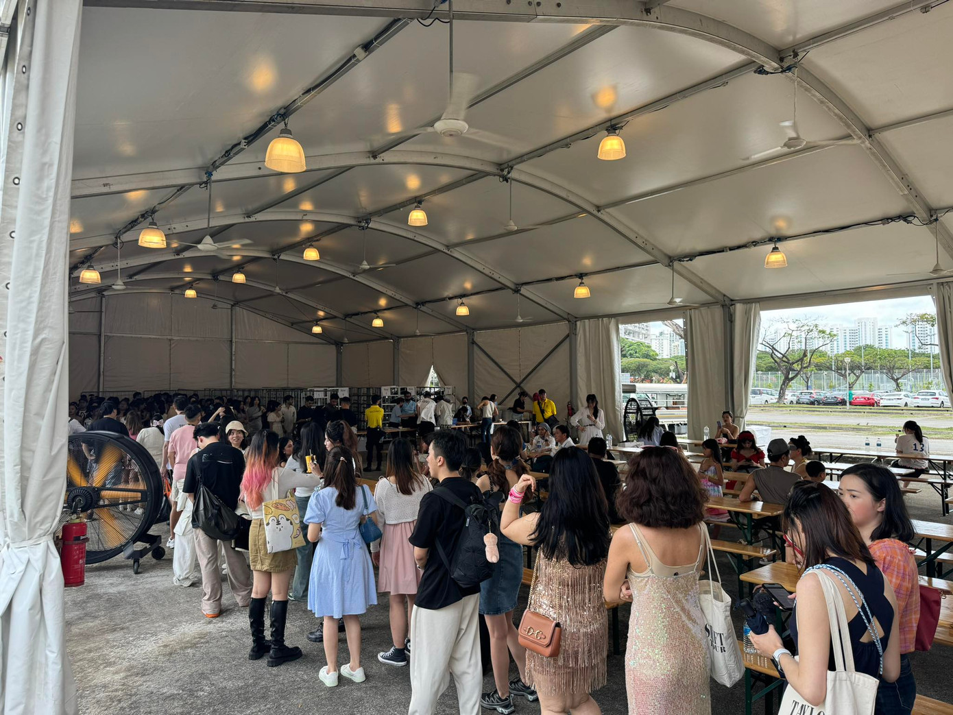 Người xếp hàng gửi đồ rất đông, sau đó bạn lại phải xếp hàng check-in nữa nên sẽ mệt mỏi.