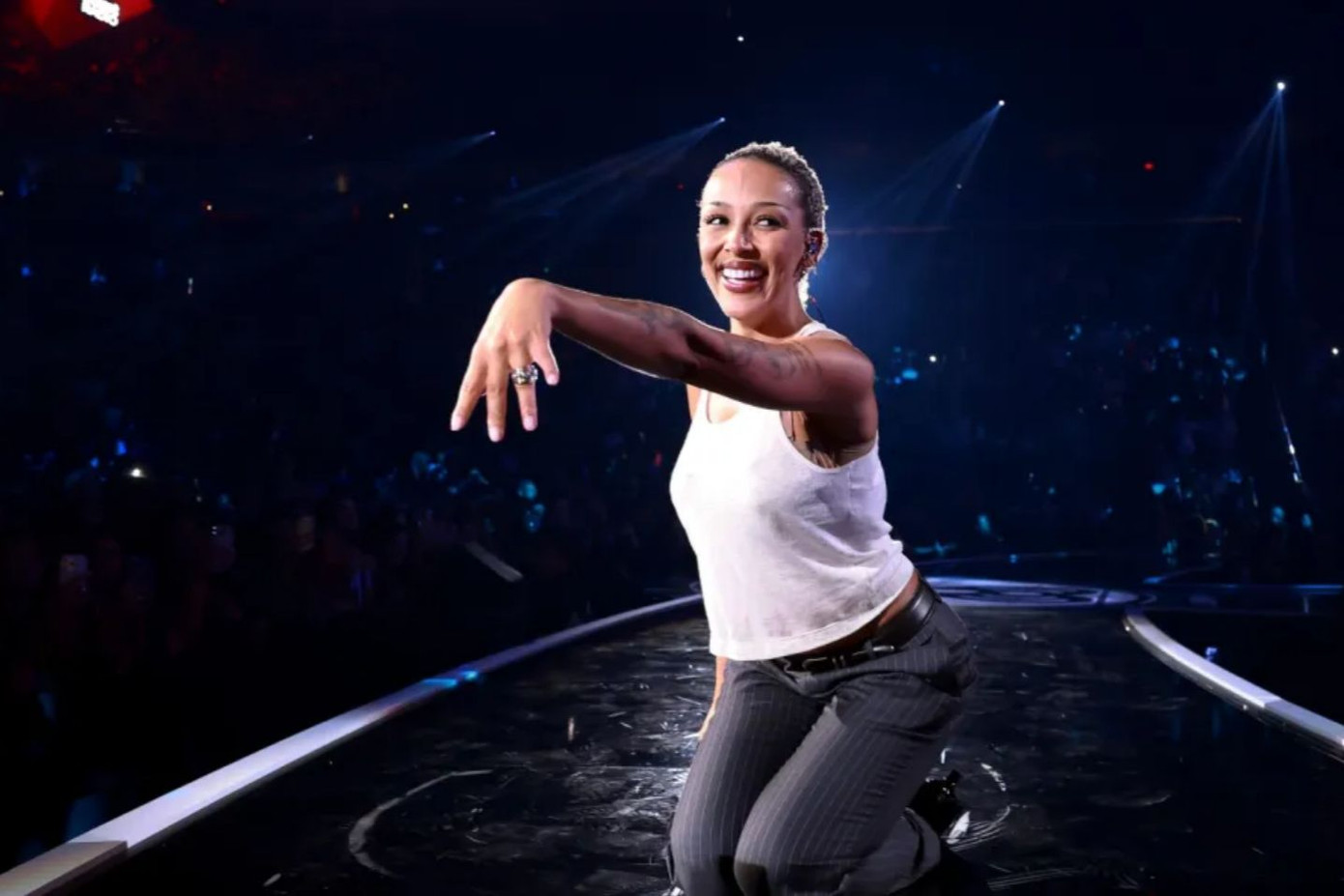 Doja Cat tự tin khoe ngón tay đeo nhẫn tại sự kiện của iHeartRadio 2024.