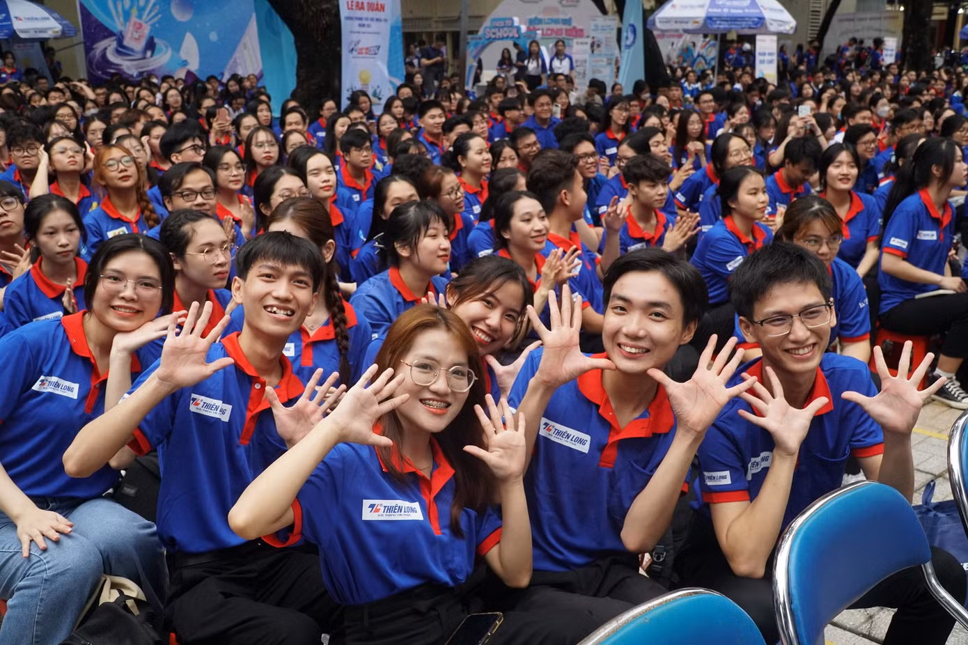 Các bạn sinh viên tình nguyện hào hứng và sẵn sàng hỗ trợ các teen 2K6 trong kỳ thi tốt nghiệp THPT 2024. Ảnh: Fanpage TIẾP SỨC MÙA THI - TPHCM