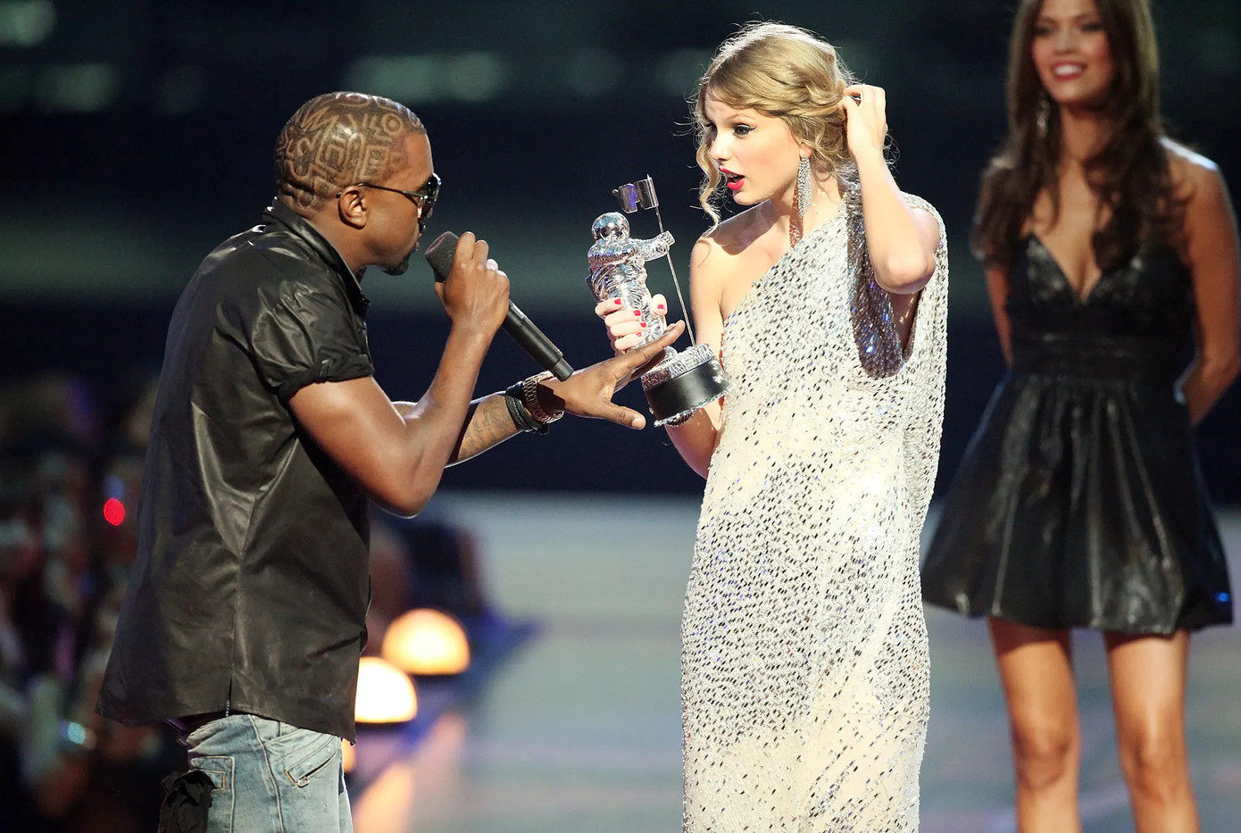 Lùm xùm "giật mic" của Kanye West với Taylor Swift đến giờ vẫn được nhiều người nhắc lại.