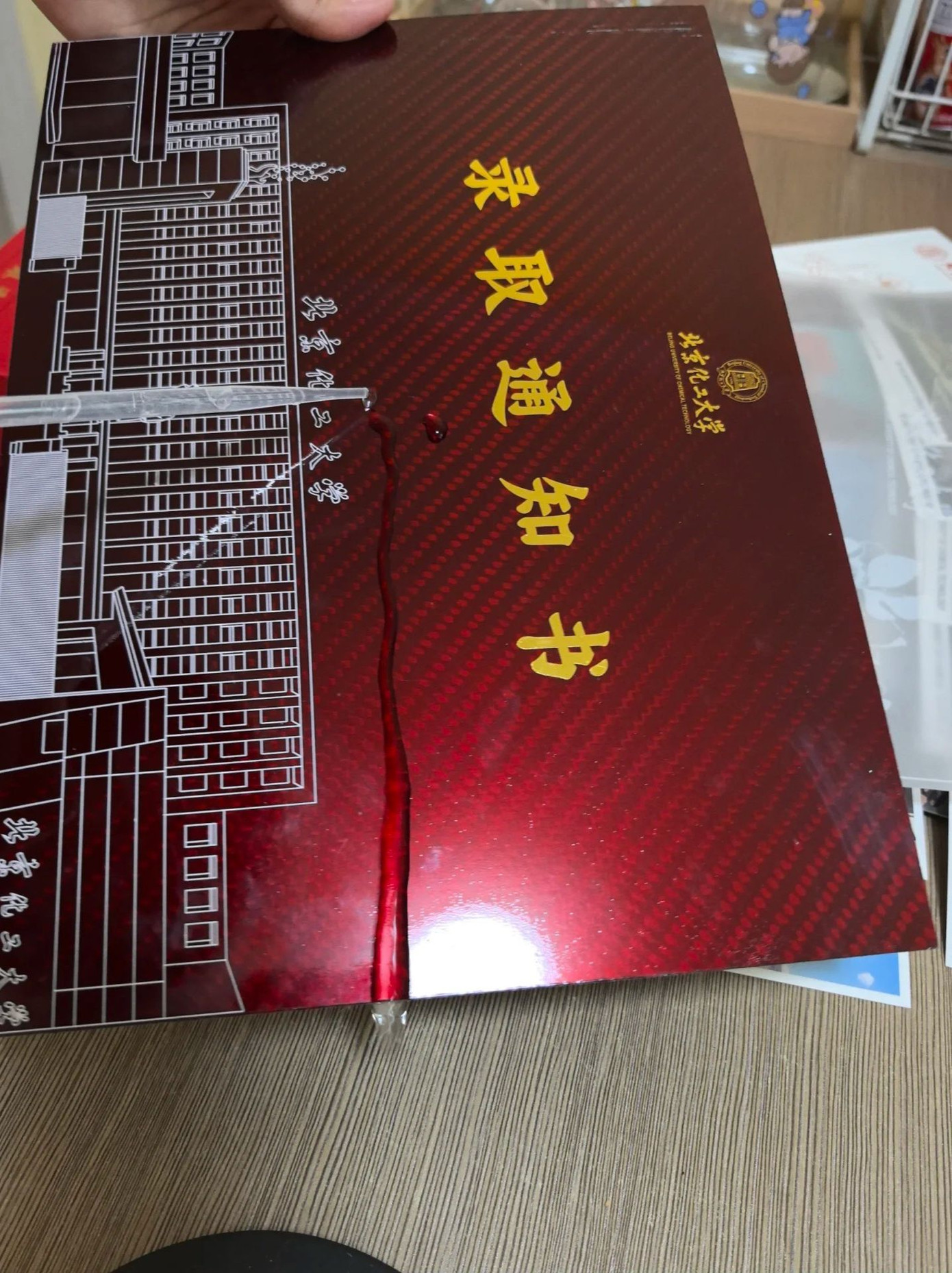Thử nghiệm của sinh viên cho thấy vật liệu này không thể bị bẻ gãy, vò nát, cắt,... Nguồn: Xiaohongshu Thử nghiệm của sinh viên cho thấy vật liệu này không thể bị bẻ gãy, vò nát, cắt,... Nguồn: Xiaohongshu