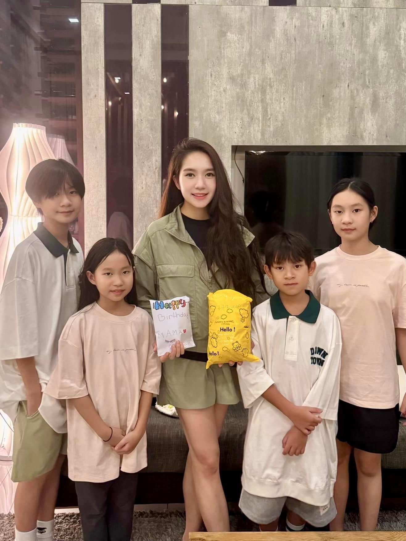 Từ năm 9 tuổi, Rio cũng bày tỏ mong muốn nối nghiệp ba khi chia sẻ: "Con rất thích làm nghề đạo diễn và viết kịch bản giống bố của con". Từ năm 9 tuổi, Rio cũng bày tỏ mong muốn nối nghiệp ba khi chia sẻ: "Con rất thích làm nghề đạo diễn và viết kịch bản giống bố của con".