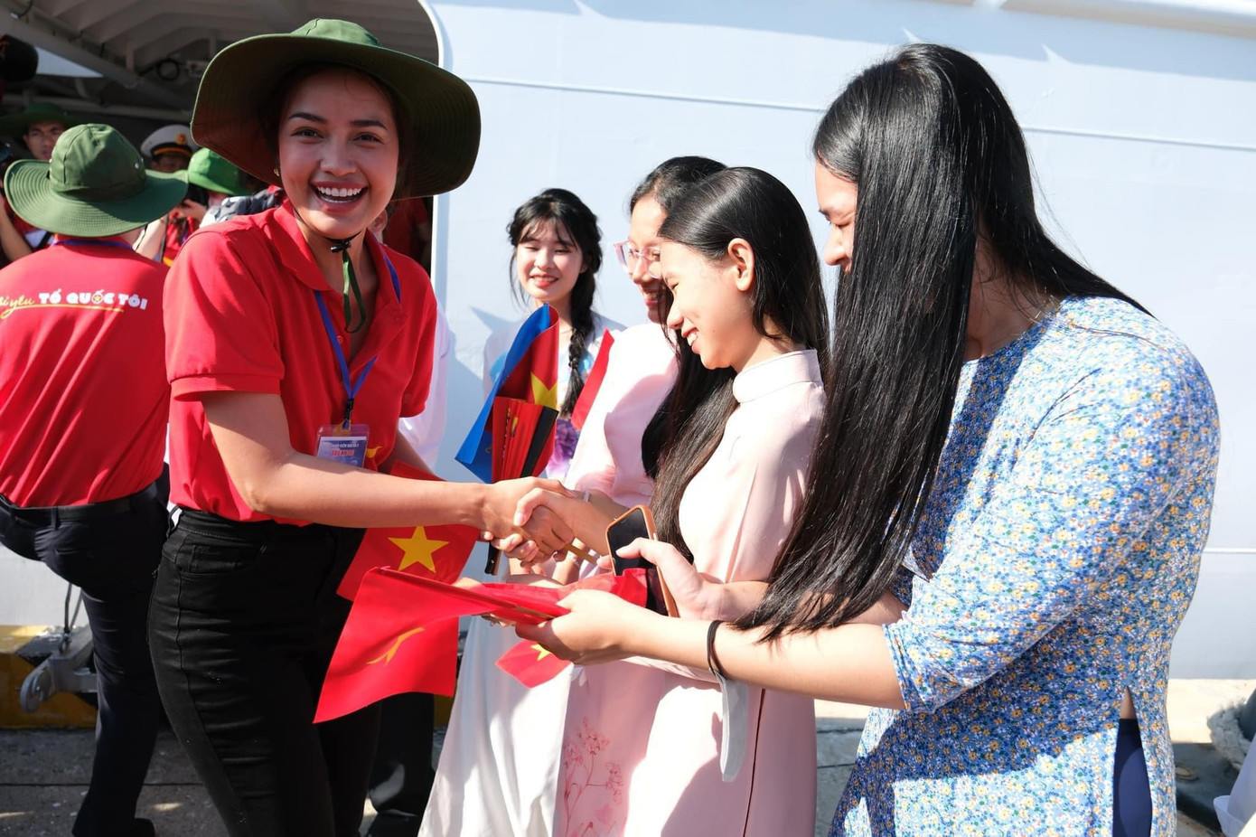 Hoa hậu Nguyễn Thị Ngọc Châu mang tình yêu Tổ quốc đến với Trường Sa. Hoa hậu Nguyễn Thị Ngọc Châu mang tình yêu Tổ quốc đến với Trường Sa.