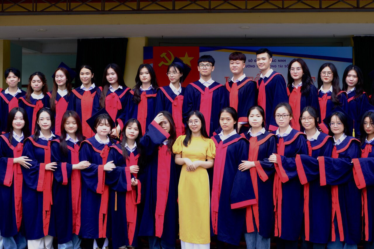 Lớp của Thùy Linh có đến 2 bạn thủ khoa khối C00 toàn quốc trong kỳ thi tốt nghiệp THPT 2024. Lớp của Thùy Linh có đến 2 bạn thủ khoa khối C00 toàn quốc trong kỳ thi tốt nghiệp THPT 2024.