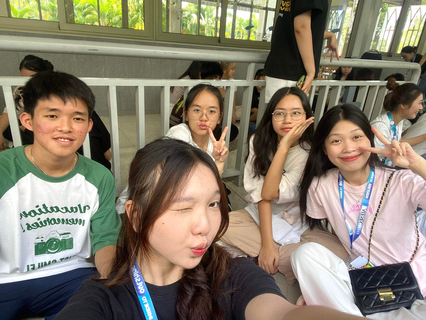 Mỗi tấm thiệp đều chan chứa trọn tình yêu và sự chân thành. Mỗi tấm thiệp đều chan chứa trọn tình yêu và sự chân thành.