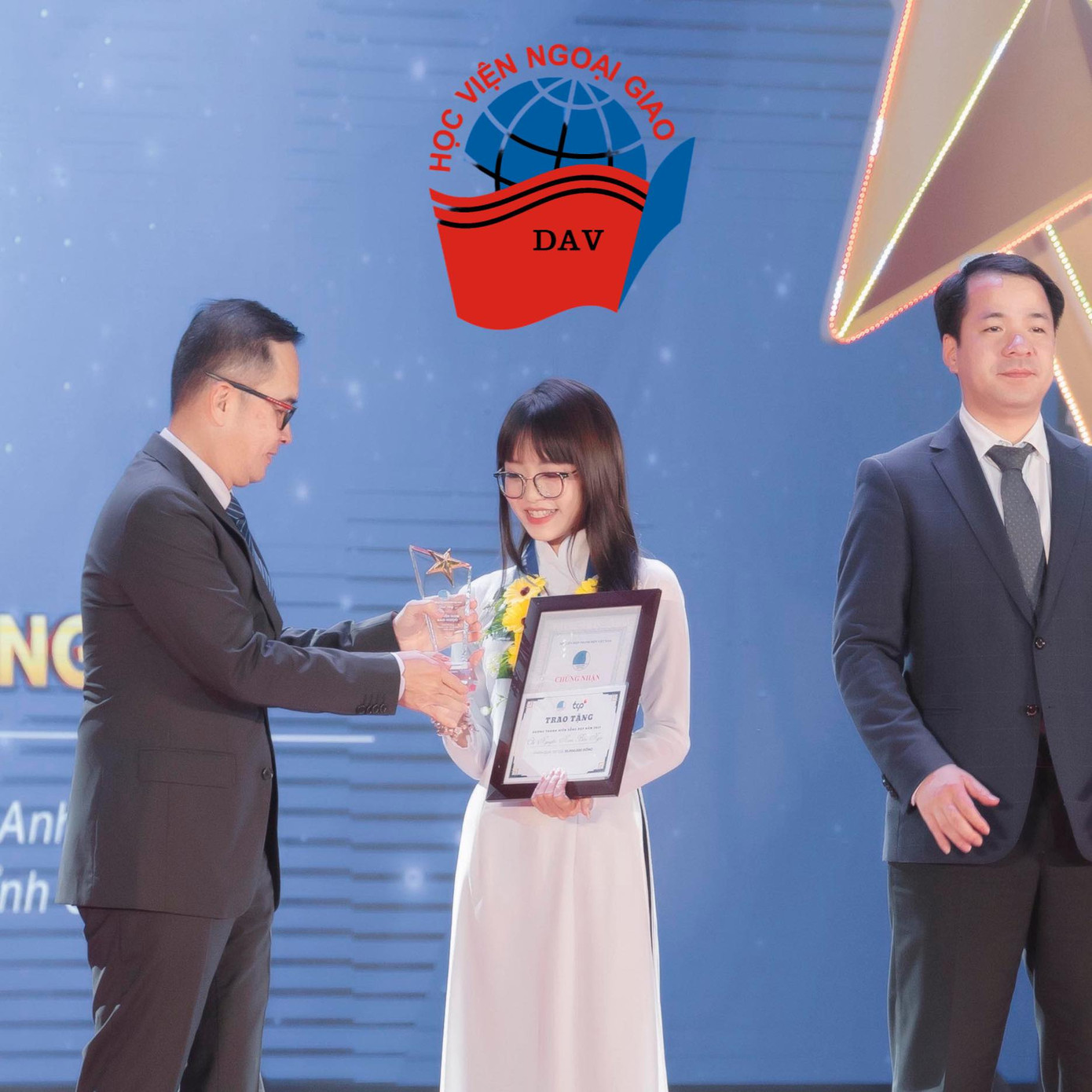 Cựu học sinh THPT Phan Ngọc Hiển chia sẻ bí quyết học tiếng Anh hiệu quả, giúp đỡ nhiều người vượt qua nỗi sợ kiến thức “mất gốc”. Nguồn: FBNV Cựu học sinh THPT Phan Ngọc Hiển chia sẻ bí quyết học tiếng Anh hiệu quả, giúp đỡ nhiều người vượt qua nỗi sợ kiến thức “mất gốc”. Nguồn: FBNV