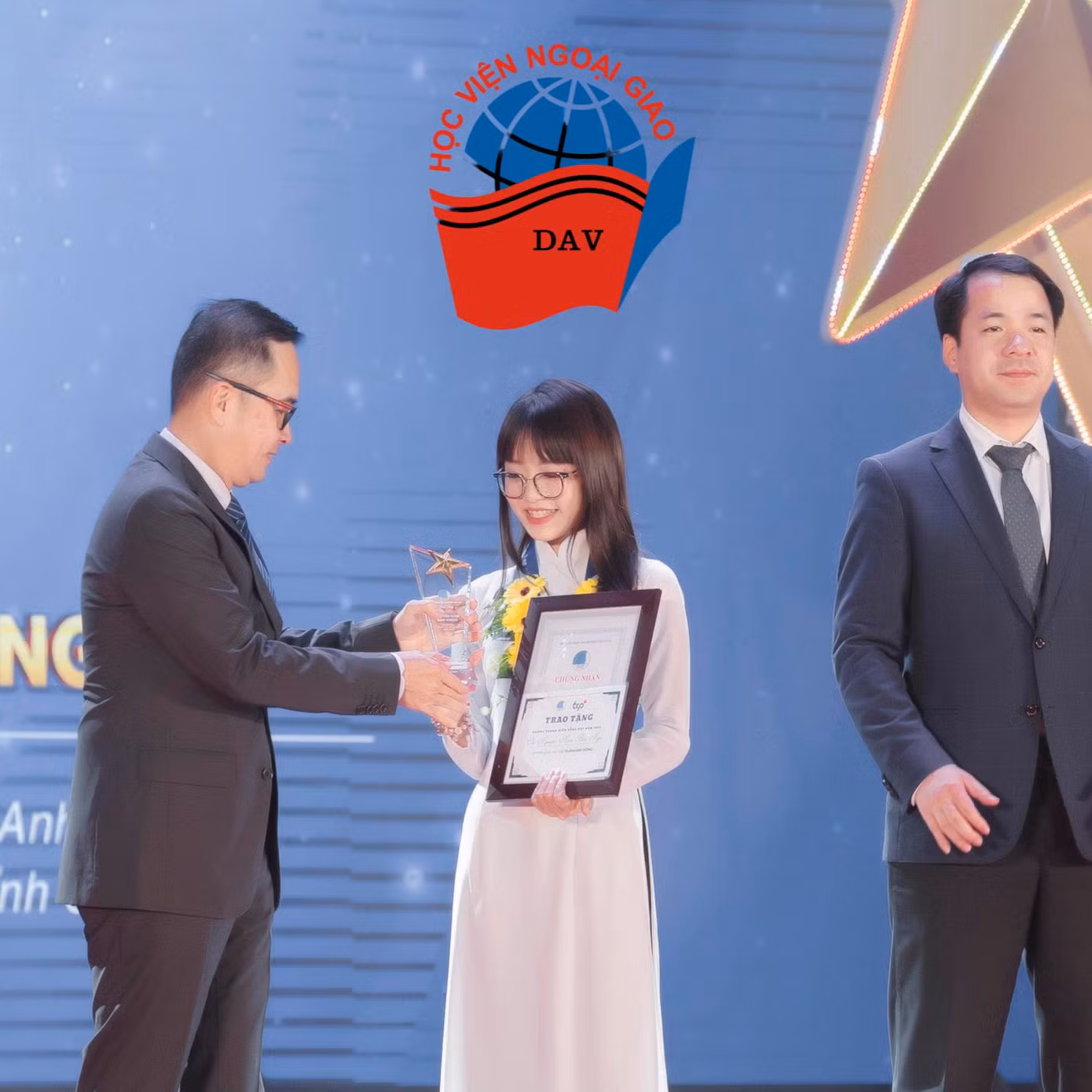 Cựu học sinh THPT Phan Ngọc Hiển chia sẻ bí quyết học tiếng Anh hiệu quả, giúp đỡ nhiều người vượt qua nỗi sợ kiến thức “mất gốc”. Nguồn: FBNV