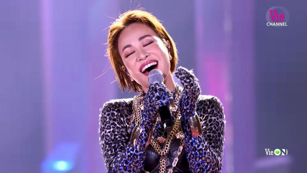 Giọng hát của "Báo Mắt Biếc" Uyên Linh mang đến nhiều xúc cảm cho người nghe. Giọng hát của "Báo Mắt Biếc" Uyên Linh mang đến nhiều xúc cảm cho người nghe.