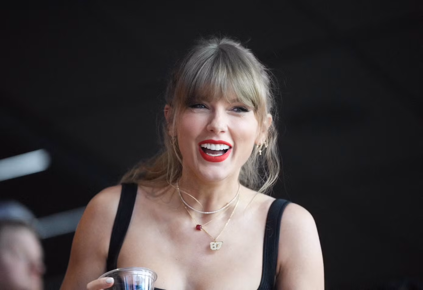 Taylor Swift gây sốt với loạt biểu cảm hạnh phúc tại Chung kết Super Bowl năm nay.