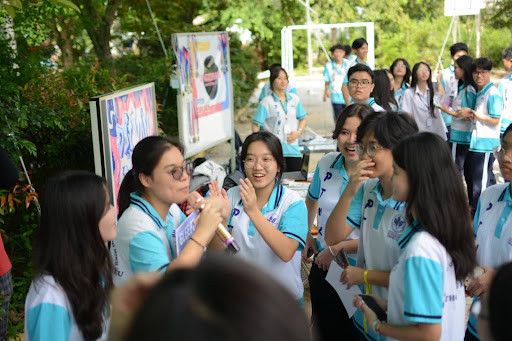 Các bạn học sinh vui vẻ tham gia các gian hàng câu lạc bộ. (Nguồn: GLEE PTNK)