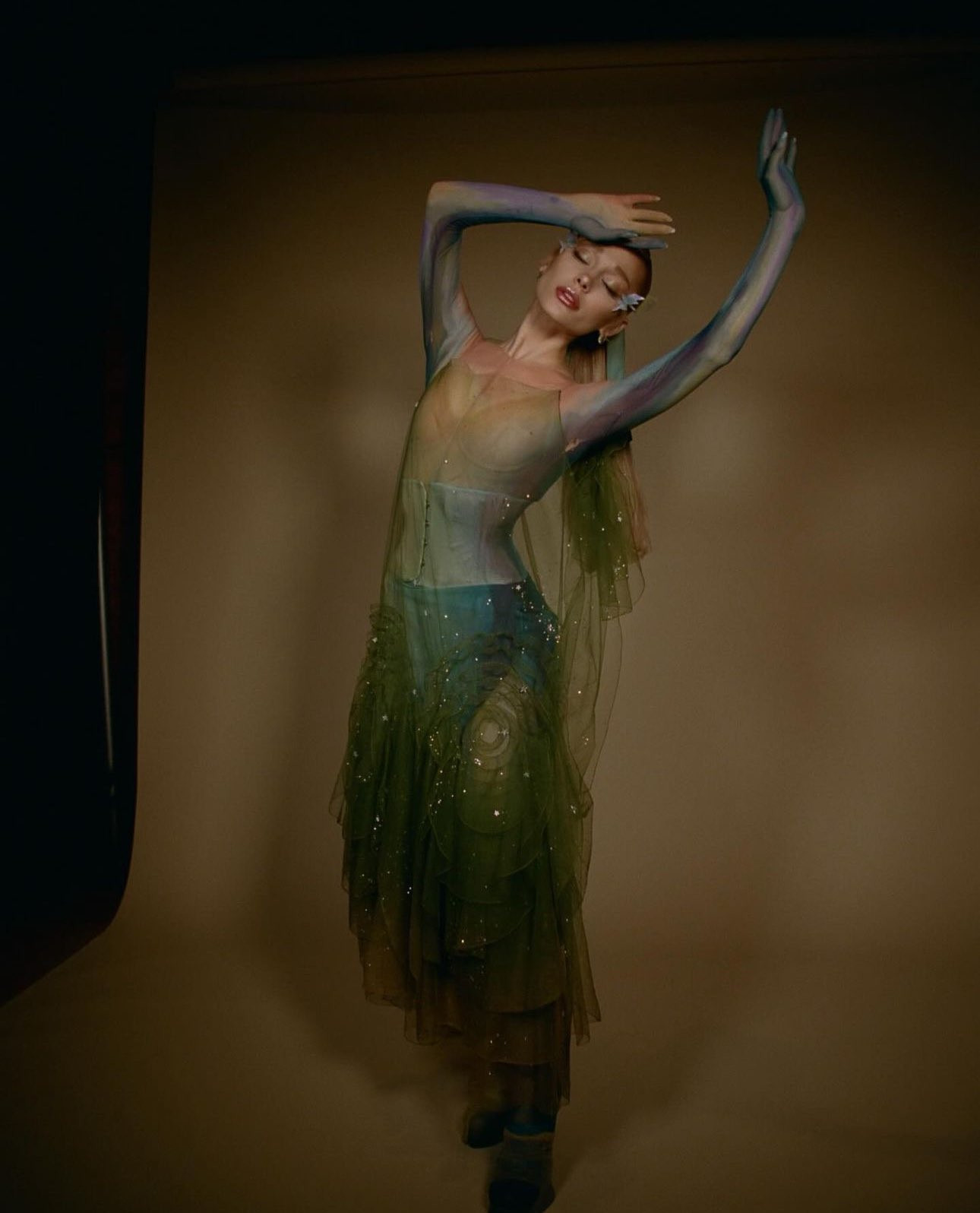 Nữ ca sĩ chọn trang bộ đầy màu sắc của Maison Margiela để biểu diễn. Nữ ca sĩ chọn trang bộ đầy màu sắc của Maison Margiela để biểu diễn.