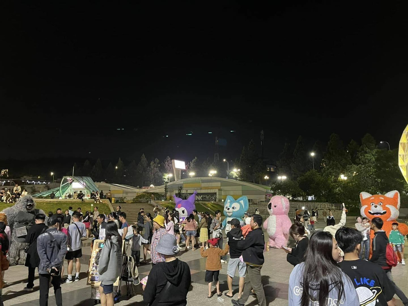 Dịch vụ chụp ảnh với chó hiện không còn xuất hiện tại Quảng Trường Lâm Viên. Dịch vụ chụp ảnh với chó hiện không còn xuất hiện tại Quảng Trường Lâm Viên.