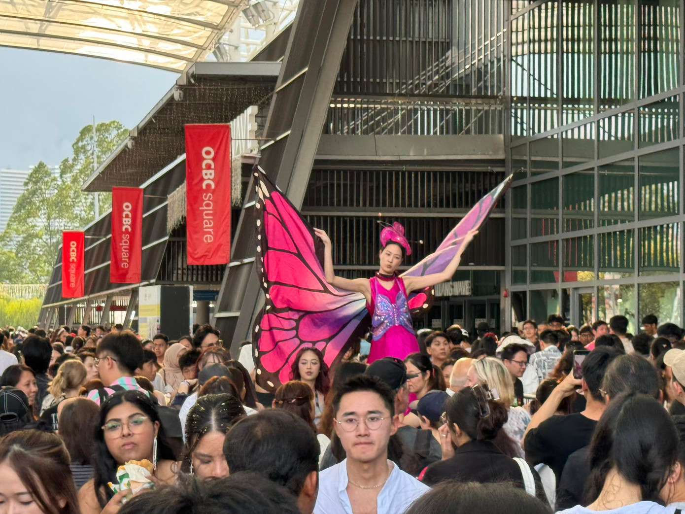 Người hâm mộ nô nức tham dự concert The Eras Tour tại Singapore. Người hâm mộ nô nức tham dự concert The Eras Tour tại Singapore.