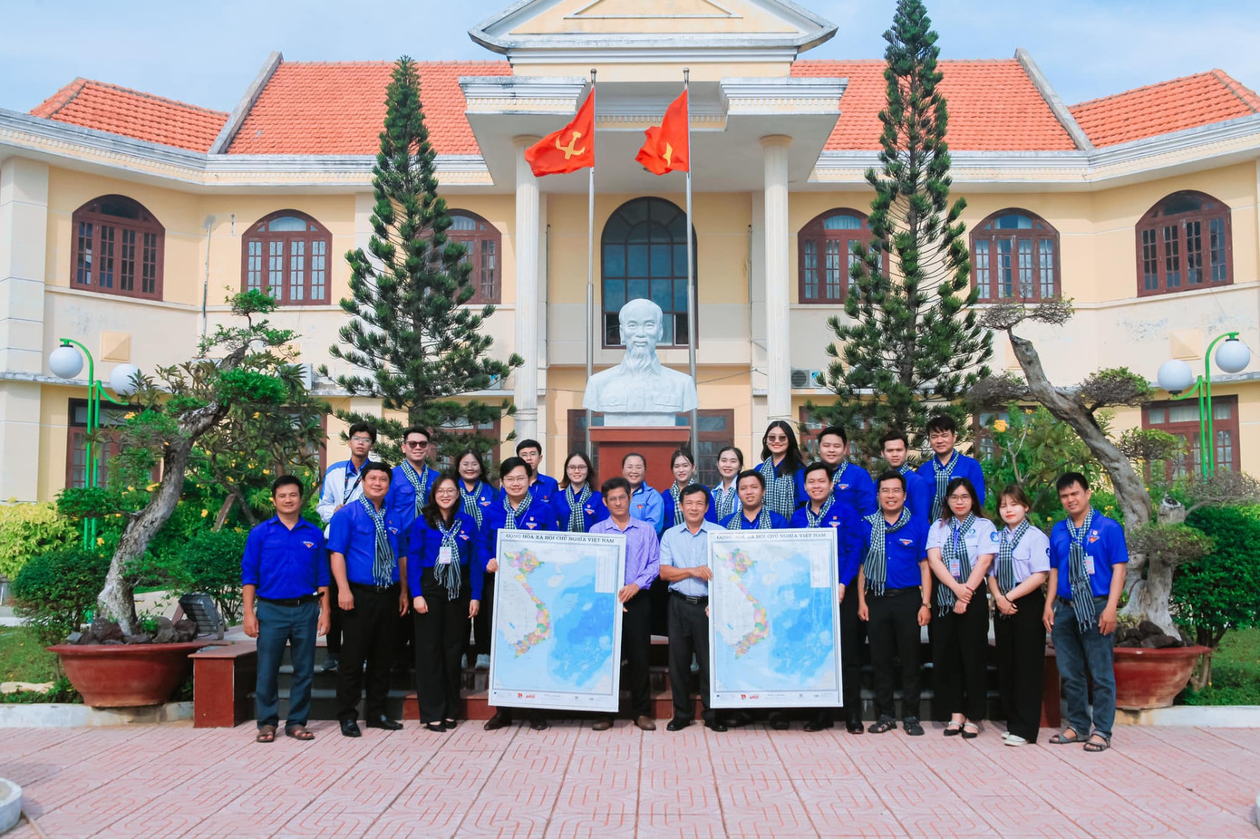 Đoàn công tác đến thăm và làm việc tại Huyện ủy, UBND Huyện Phú Quý. Ảnh: Hội Sinh viên Việt Nam TP. Hồ Chí Minh