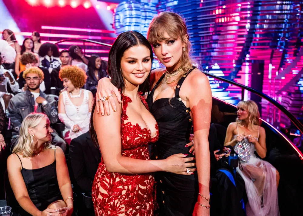 Selena Gomez chia sẻ về tình bạn với Taylor Swift. Selena Gomez chia sẻ về tình bạn với Taylor Swift.