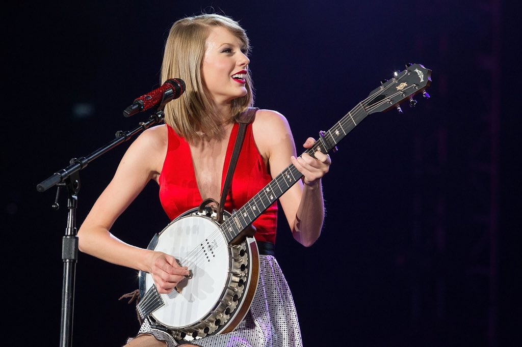 Taylor trình diễn The Red Tour tại Singapore.
