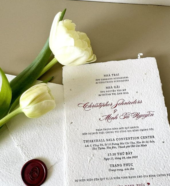 Siêu mẫu Minh Tú tinh tế chọn thiệp cưới với kiểu mẫu đơn giản, sử dụng chất liệu giấy tái chế.