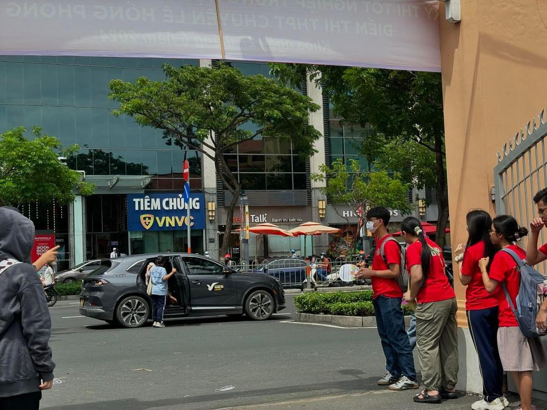 Các bạn thí sinh được chào đón nồng nhiệt bởi các tình nguyện viên.