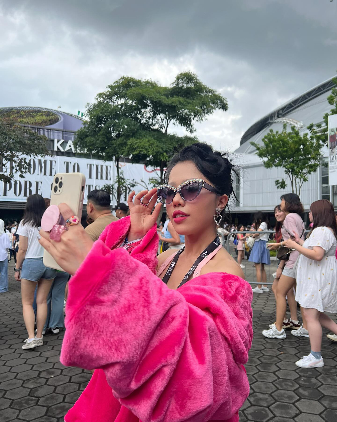 Ca sĩ Phùng Khánh Linh cũng có mặt tại đêm diễn ngày 2/3. Ca sĩ Phùng Khánh Linh cũng có mặt tại đêm diễn ngày 2/3.