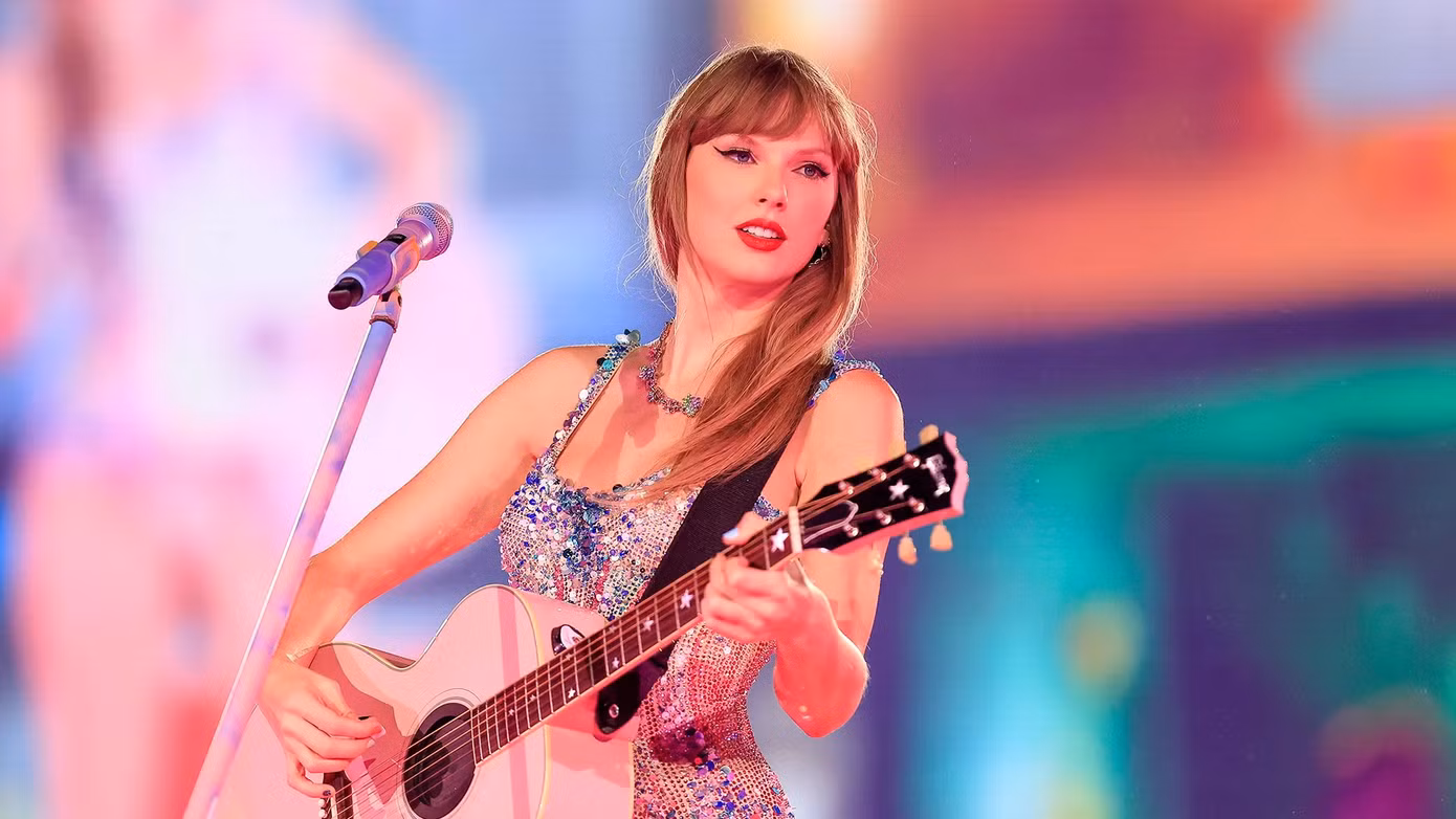 Taylor Swift khiến fan lo lắng vì ho liên tục tại The Eras Tour.