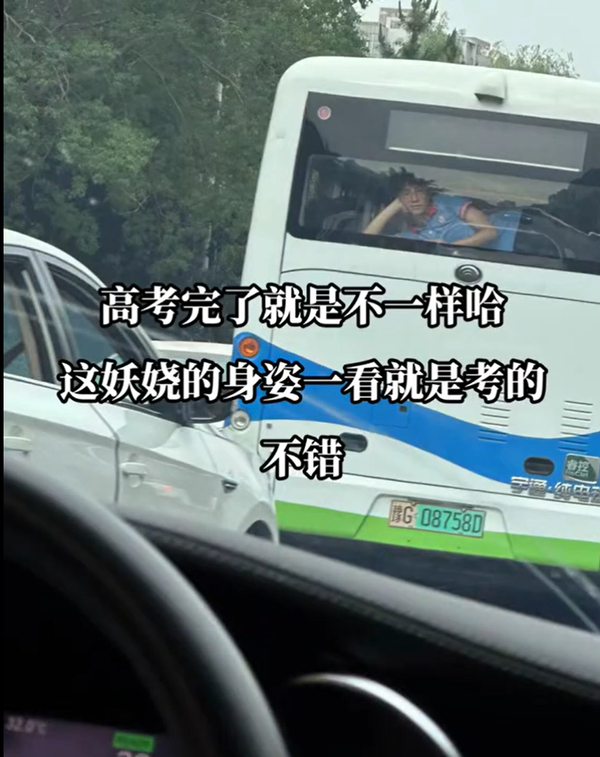 Thi xong rồi, mình thích mình xõa thôi! Nguồn: Xiaohongshu Thi xong rồi, mình thích mình xõa thôi! Nguồn: Xiaohongshu