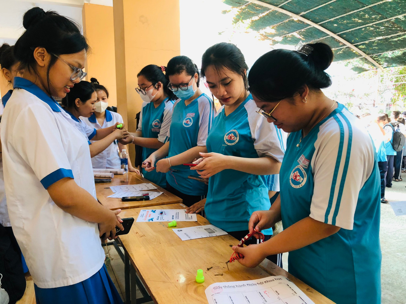 Teen hào hứng tham gia những gian hàng trải nghiệm.