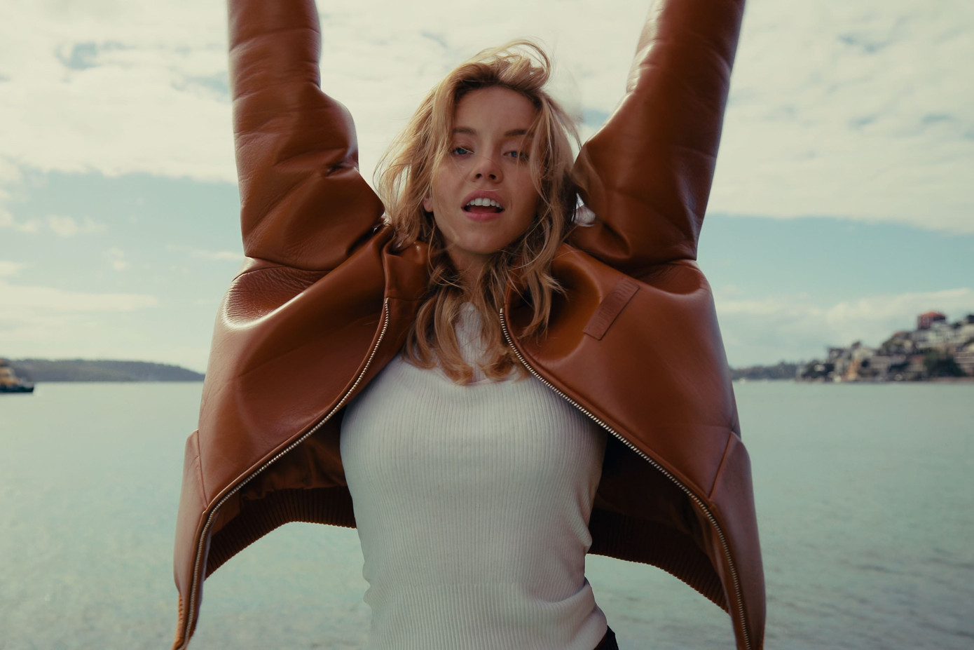 Sydney từng gặp nhiều khó khăn vào giai đoạn đầu làm diễn viên. Sydney từng gặp nhiều khó khăn vào giai đoạn đầu làm diễn viên.