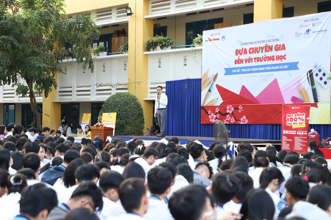 Hướng dẫn học sinh vượt qua bạo lực trực tuyến. Ảnh: Ngô Tùng Hướng dẫn học sinh vượt qua bạo lực trực tuyến. Ảnh: Ngô Tùng