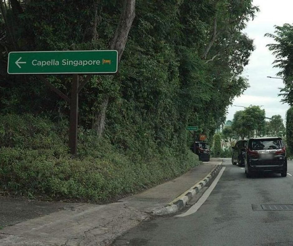 Đoàn xe của Taylor di chuyển vào khách sạn Capella.