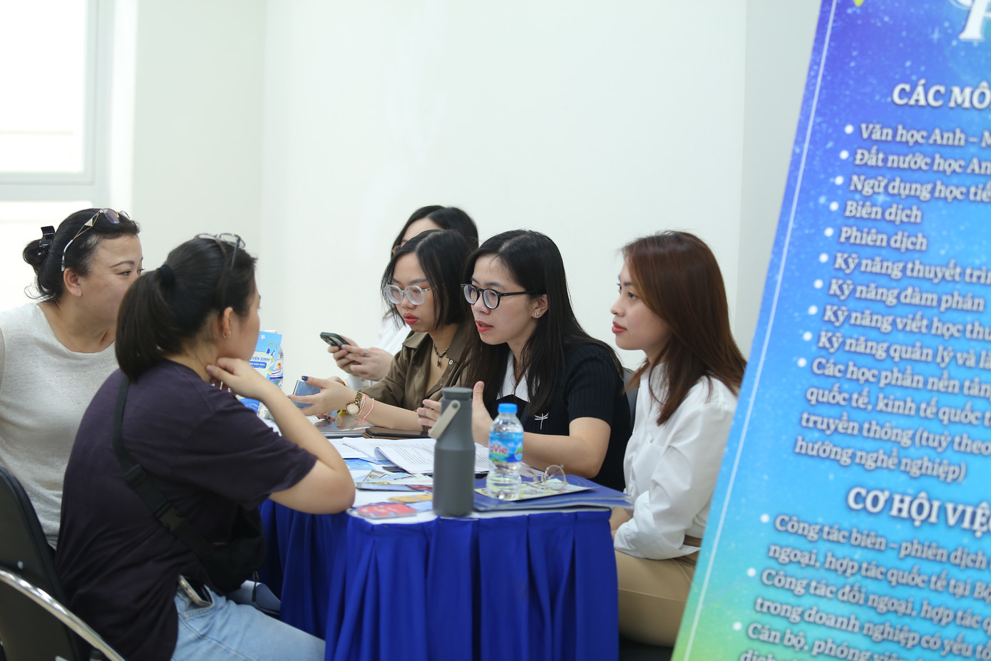 Teen 2K6 nhiệt tình tham gia các hoạt động trong ngày DAV Open House. Teen 2K6 nhiệt tình tham gia các hoạt động trong ngày DAV Open House.