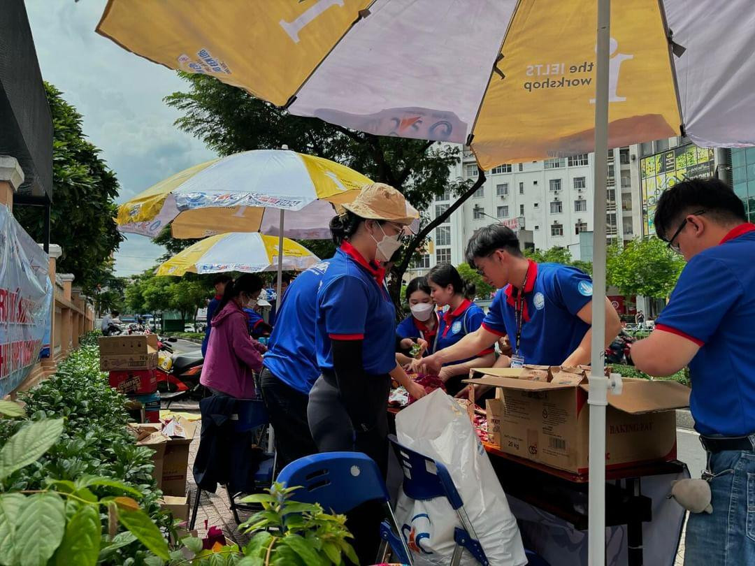 Đội tiếp sức mùa thi tại điểm trường THPT chuyên Lê Hồng Phong đã có mặt từ sớm để chuẩn bị vật phẩm.