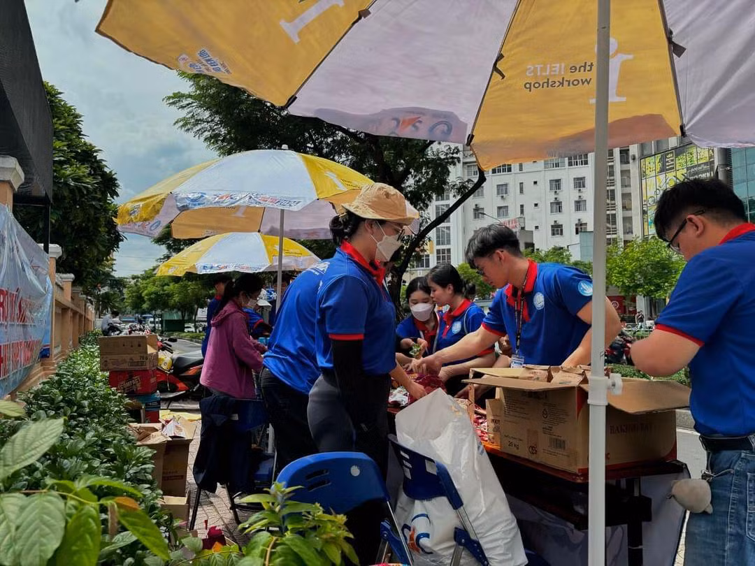 Đội tiếp sức mùa thi tại điểm trường THPT chuyên Lê Hồng Phong đã có mặt từ sớm để chuẩn bị vật phẩm.
