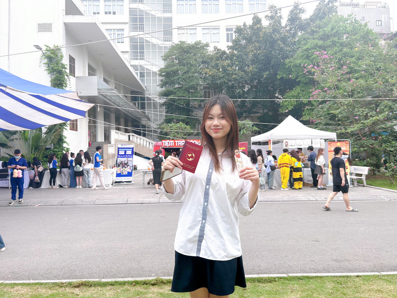 Diệu Linh ấn tượng với sự năng động và tự tin của các “tiền bối” trong trường. Diệu Linh ấn tượng với sự năng động và tự tin của các “tiền bối” trong trường.