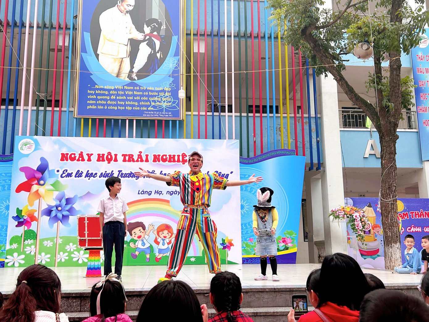 Những bạn nhỏ được mời lên sân khấu để tham gia trò chơi cùng chú hề.