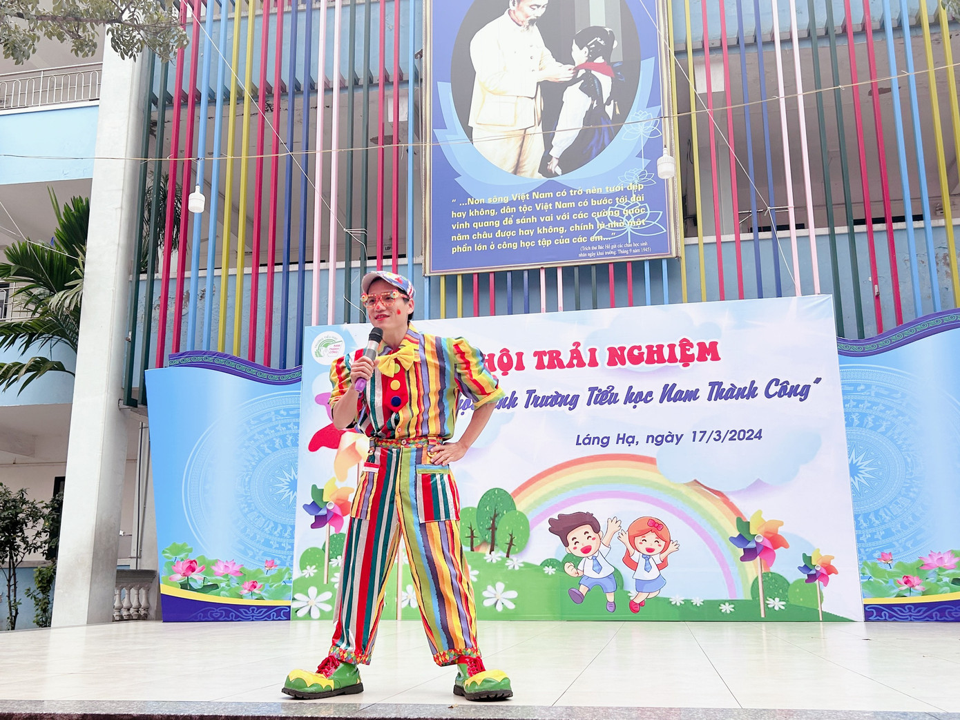 Những bạn nhỏ được mời lên sân khấu để tham gia trò chơi cùng chú hề.