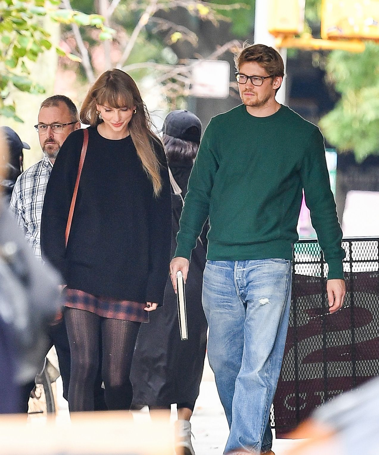 Joe Alwyn luôn ở bên Taylor Swift trong thời điểm nữ ca sĩ gặp sóng gió trong sự nghiệp. Joe Alwyn luôn ở bên Taylor Swift trong thời điểm nữ ca sĩ gặp sóng gió trong sự nghiệp.