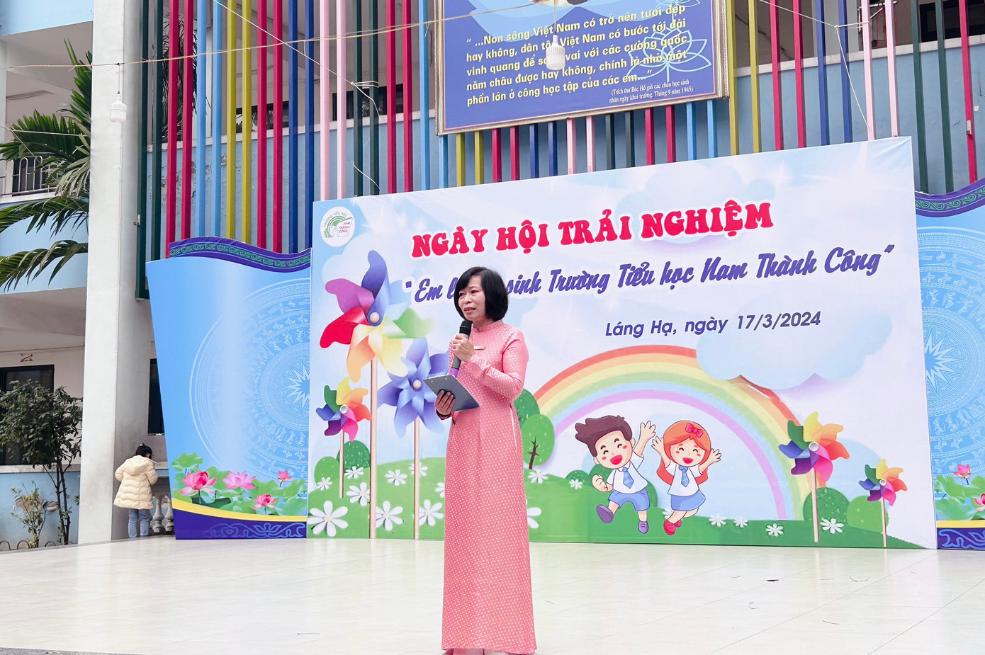 Cô Tổng phụ trách Trần Minh Tâm đảm nhiệm vai trò dẫn dắt ngày hội trải nghiệm.