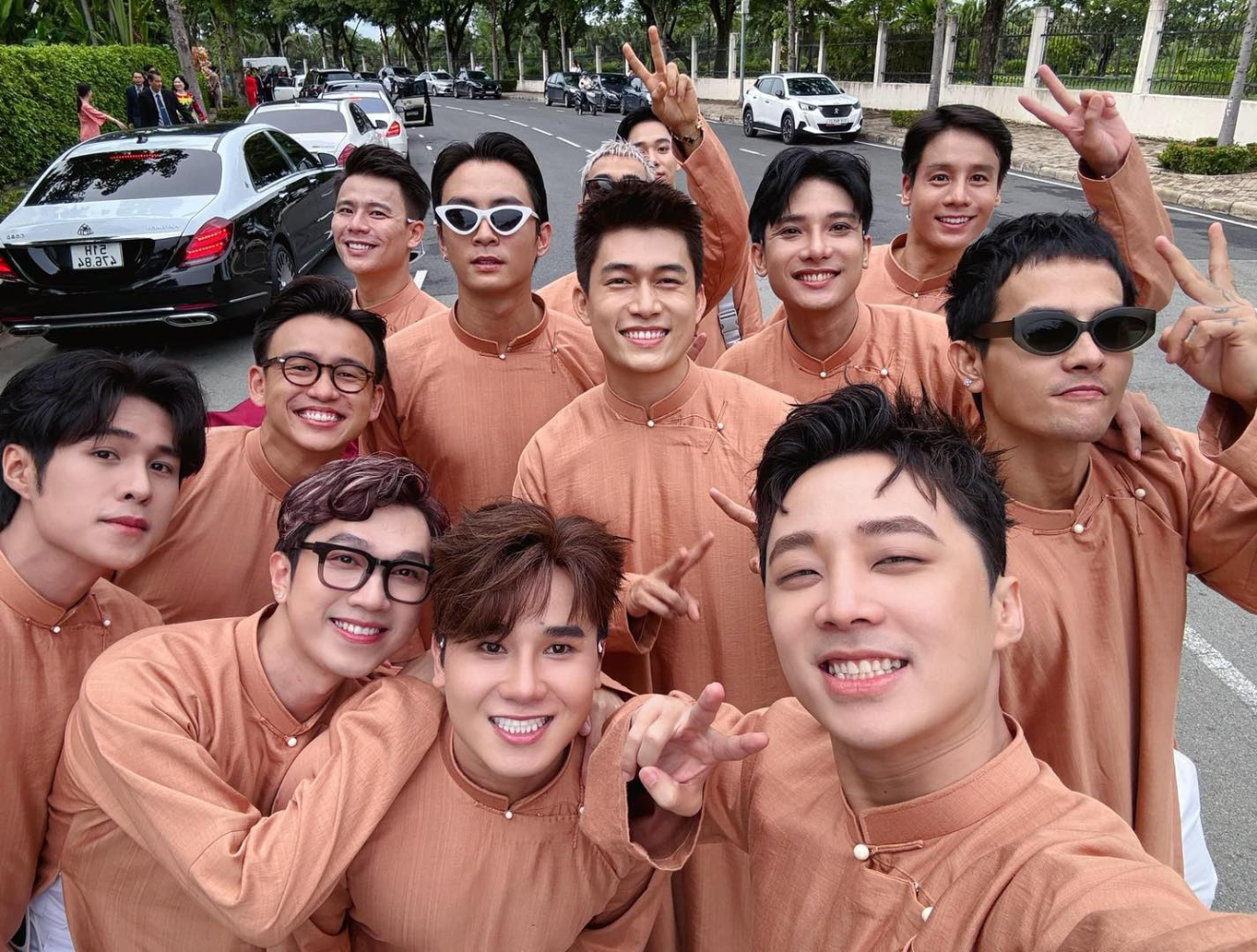 Dàn bê tráp của nhà trai trong đám cưới của Midu và Minh Đạt: Hải Nam, Tiko Tiến Công, MC Quang Bảo, MC Quang Huy, MC Minh Xù, Him Phạm, Hữu Thanh Tùng…