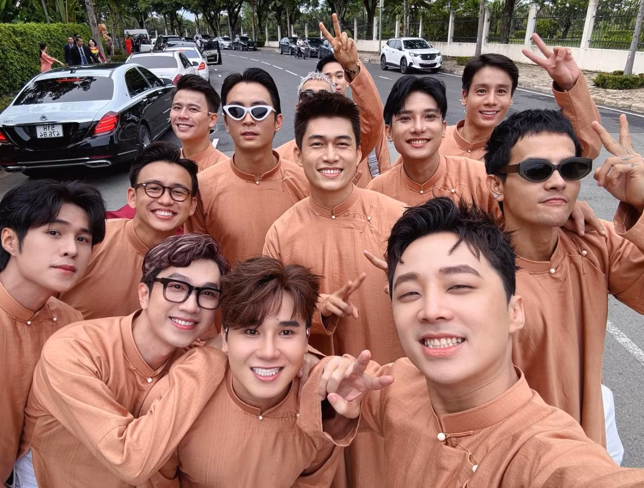 Dàn bê tráp của nhà trai trong đám cưới của Midu và Minh Đạt: Hải Nam, Tiko Tiến Công, MC Quang Bảo, MC Quang Huy, MC Minh Xù, Him Phạm, Hữu Thanh Tùng…