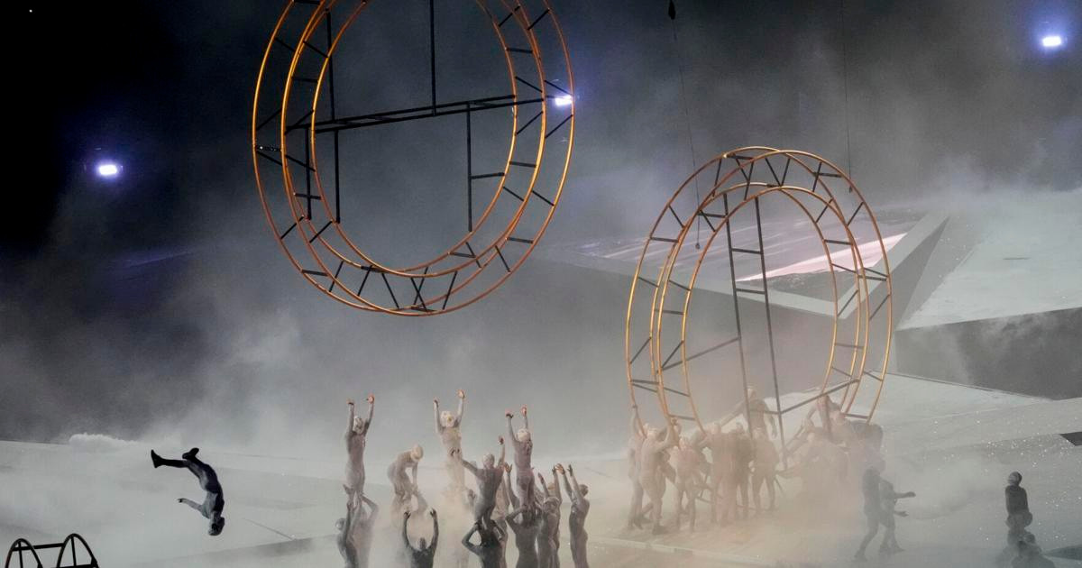 Màn trình diễn nhào lộn với những chiếc vòng biểu tượng của Olympics. Màn trình diễn nhào lộn với những chiếc vòng biểu tượng của Olympics.