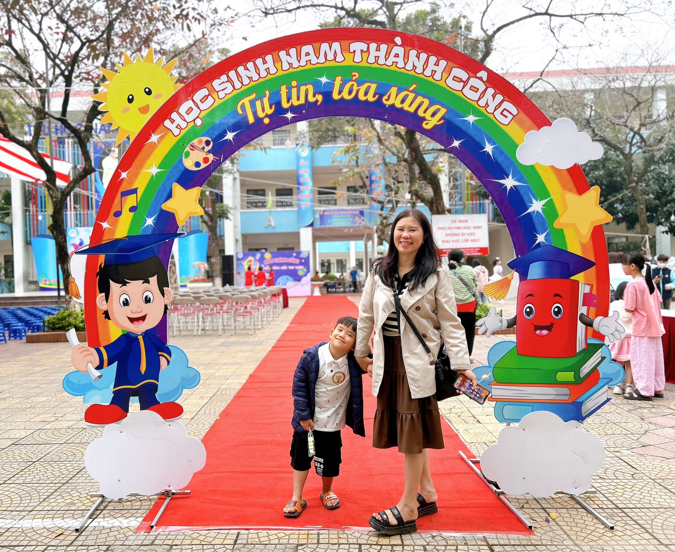 Các bạn nhỏ hào hứng cùng bố mẹ đến ngày hội trải nghiệm.