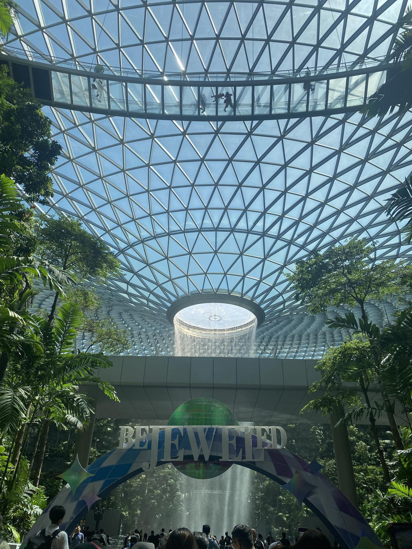 Thác nước Jewel nổi tiếng tại sân bay Changi đã được đổi tên thành BEJEWELED. Thác nước Jewel nổi tiếng tại sân bay Changi đã được đổi tên thành BEJEWELED.