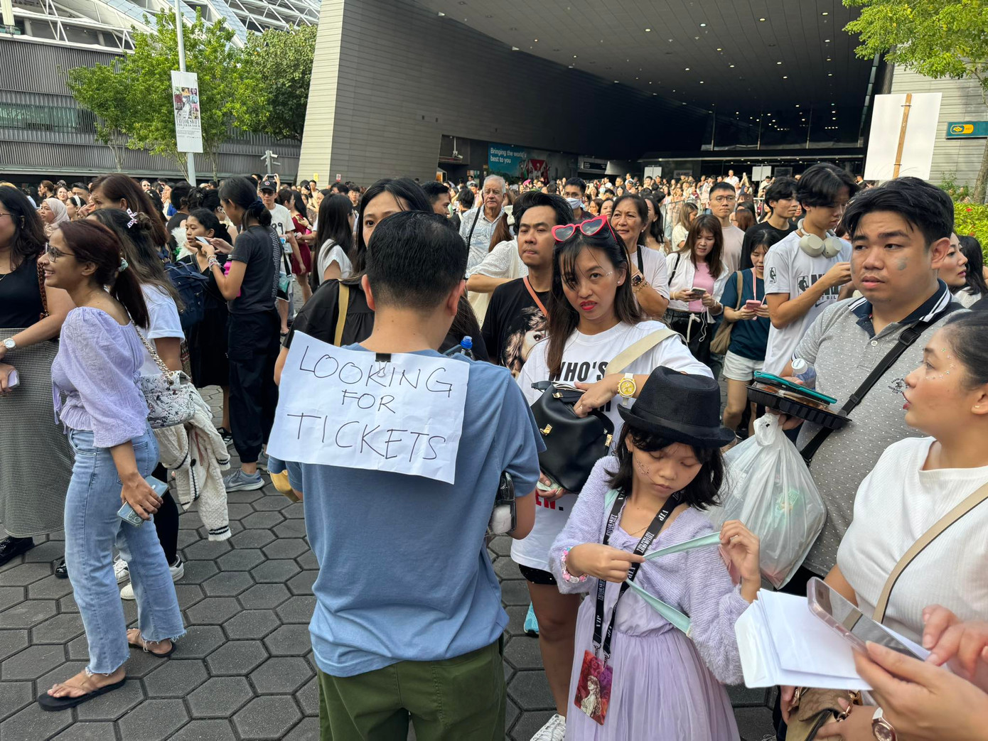 Có không ít người hâm mộ đang tìm cách mua vé bên ngoài sân.