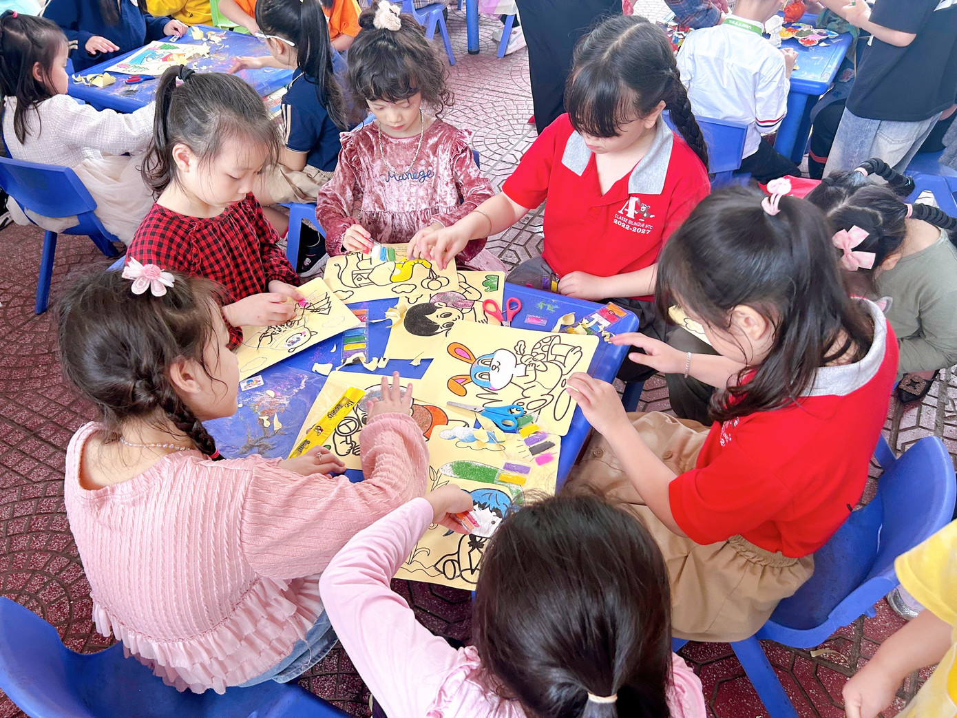 Tween tích cực tham gia các hoạt động trong ngày hội trải nghiệm.