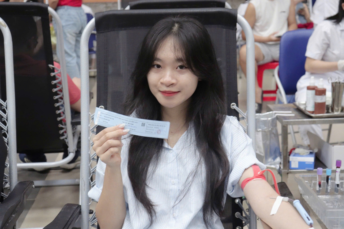 Quỳnh Anh tham gia hoạt động hiến máu để có thể giúp đỡ những bệnh nhân đang cần máu.