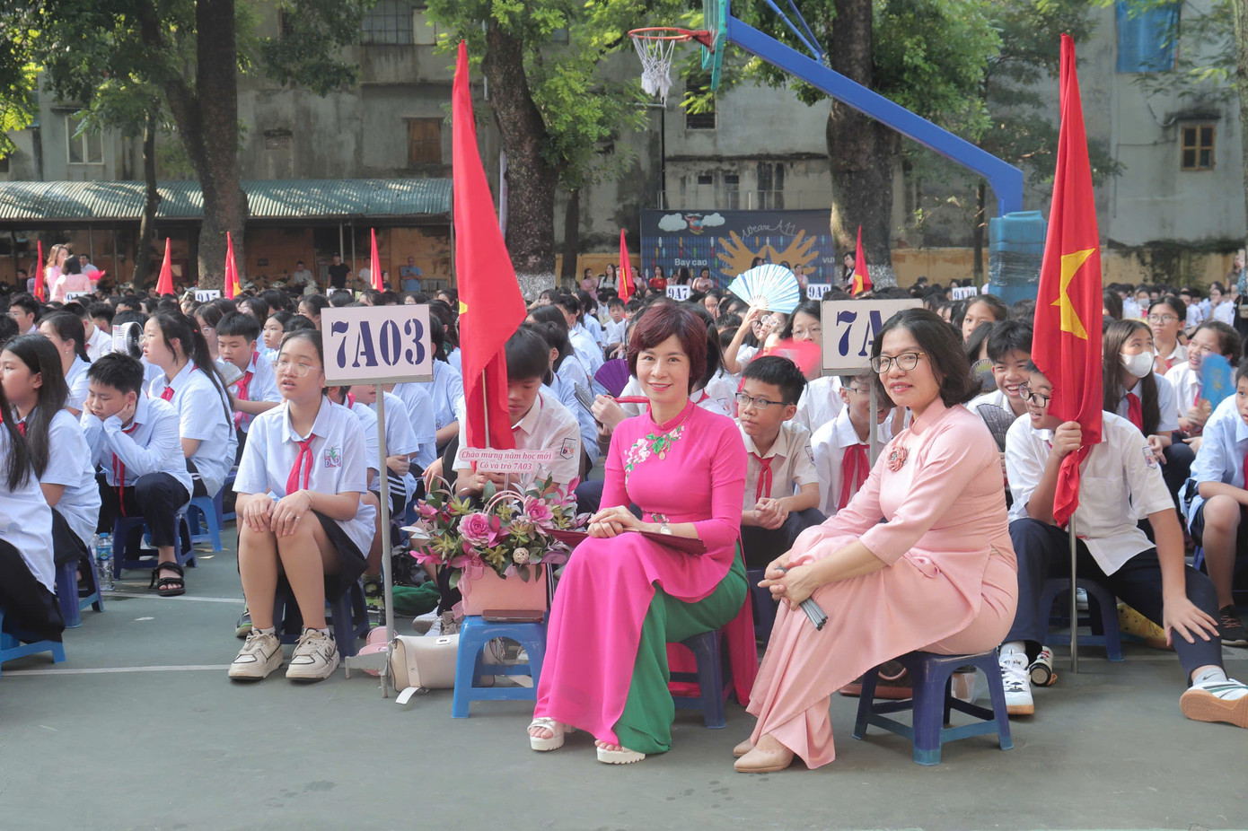 Thầy cô đến từ sớm để hỗ trợ các bạn học sinh trong ngày khai giảng. Thầy cô đến từ sớm để hỗ trợ các bạn học sinh trong ngày khai giảng.