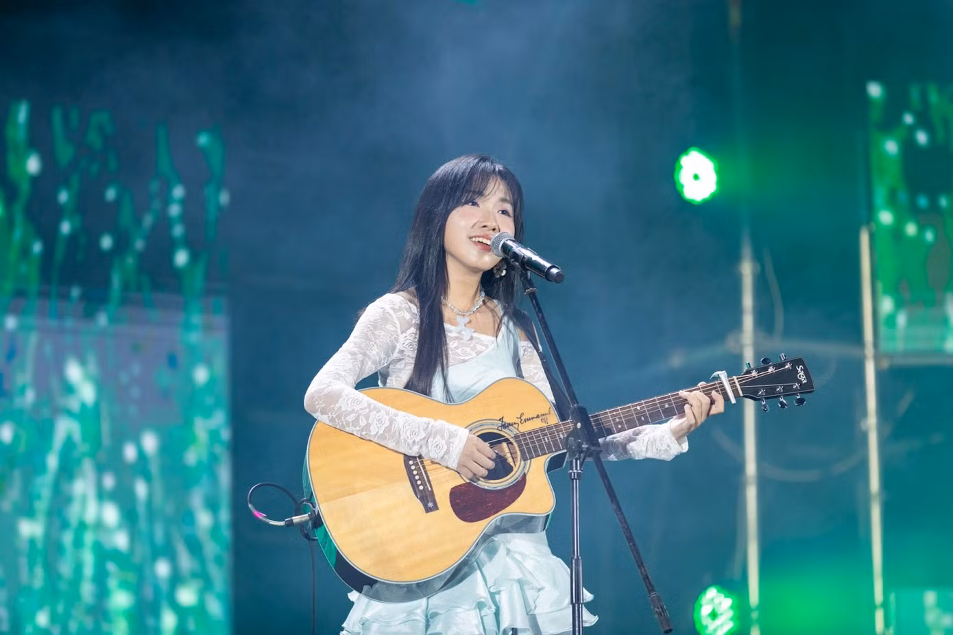 Vy Vy tự tin vừa chơi guitar vừa hát, chinh phục trái tim người xem.