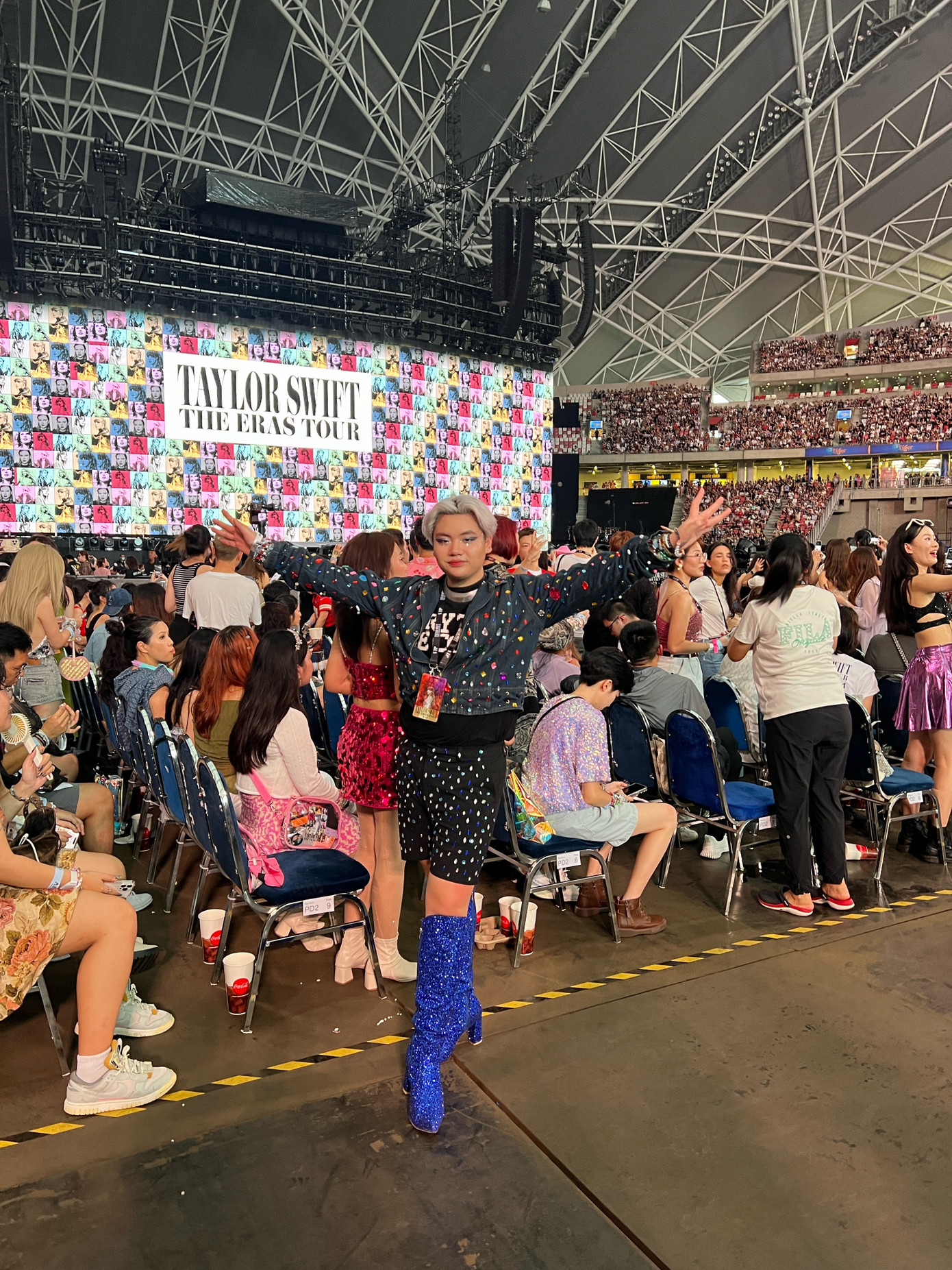 và trang phục thật lung linh, nổi bật để thể hiện tình yêu dành cho Taylor Swift. và trang phục thật lung linh, nổi bật để thể hiện tình yêu dành cho Taylor Swift.