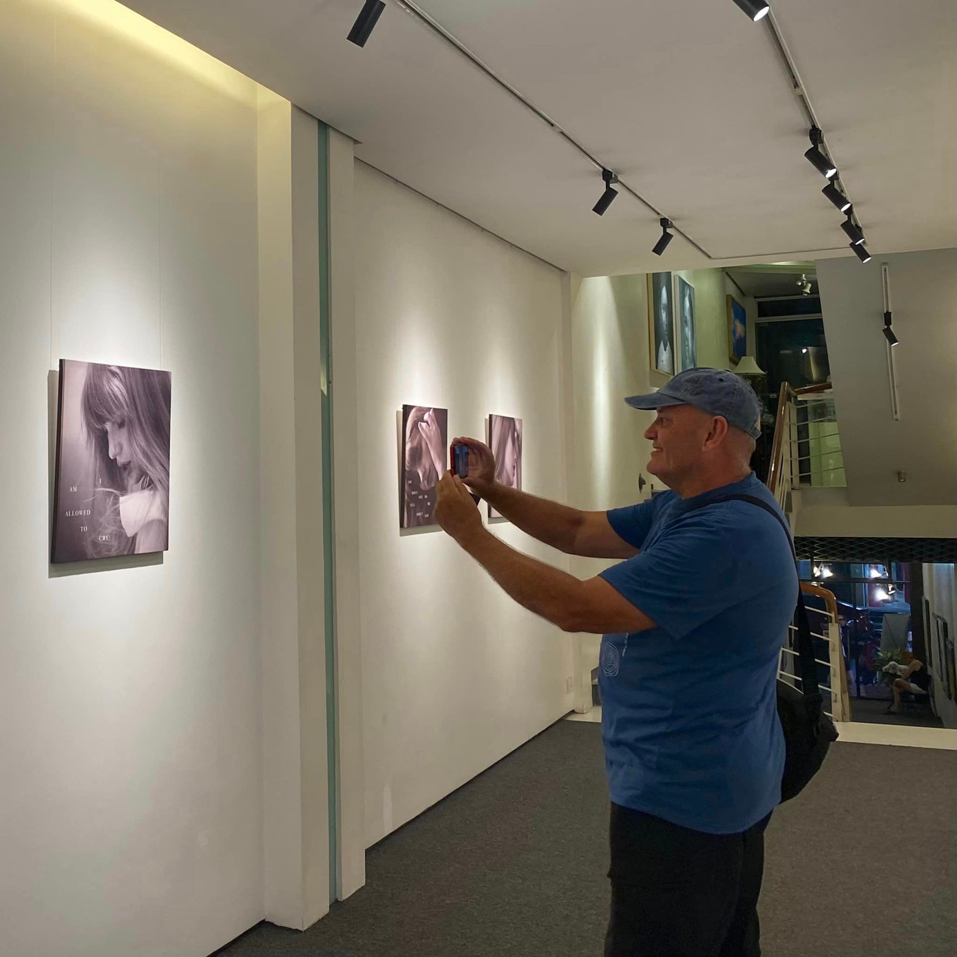 Du khách nước ngoài cũng dành sự quan tâm cho phòng trưng bày này.